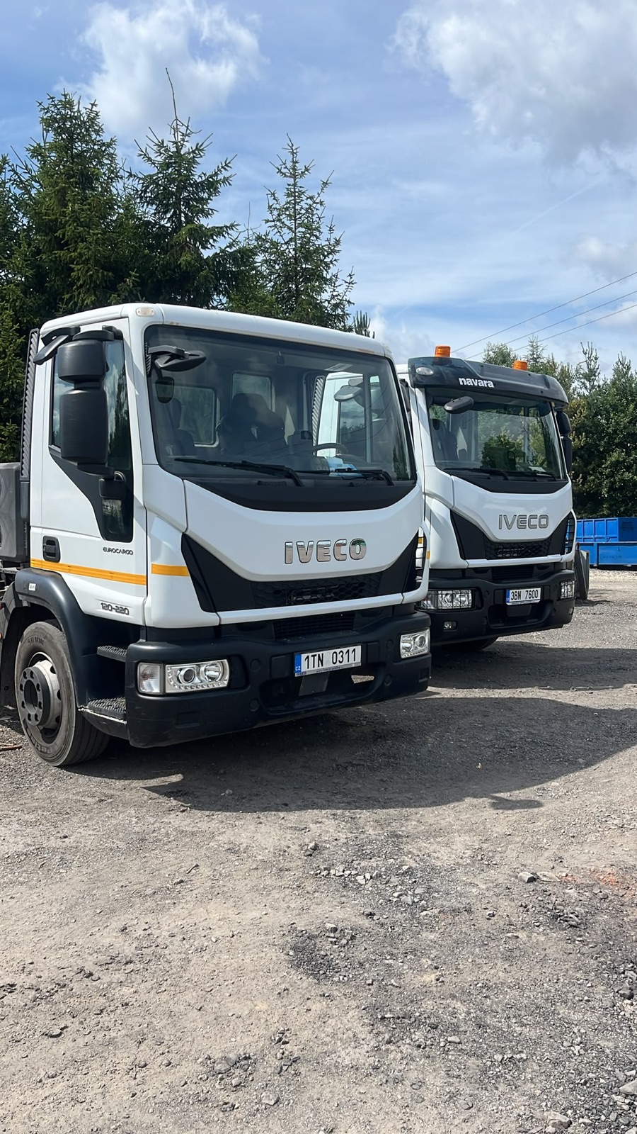 Dva nosiče kontejnerů IVECO Eurocargo vedle sebe