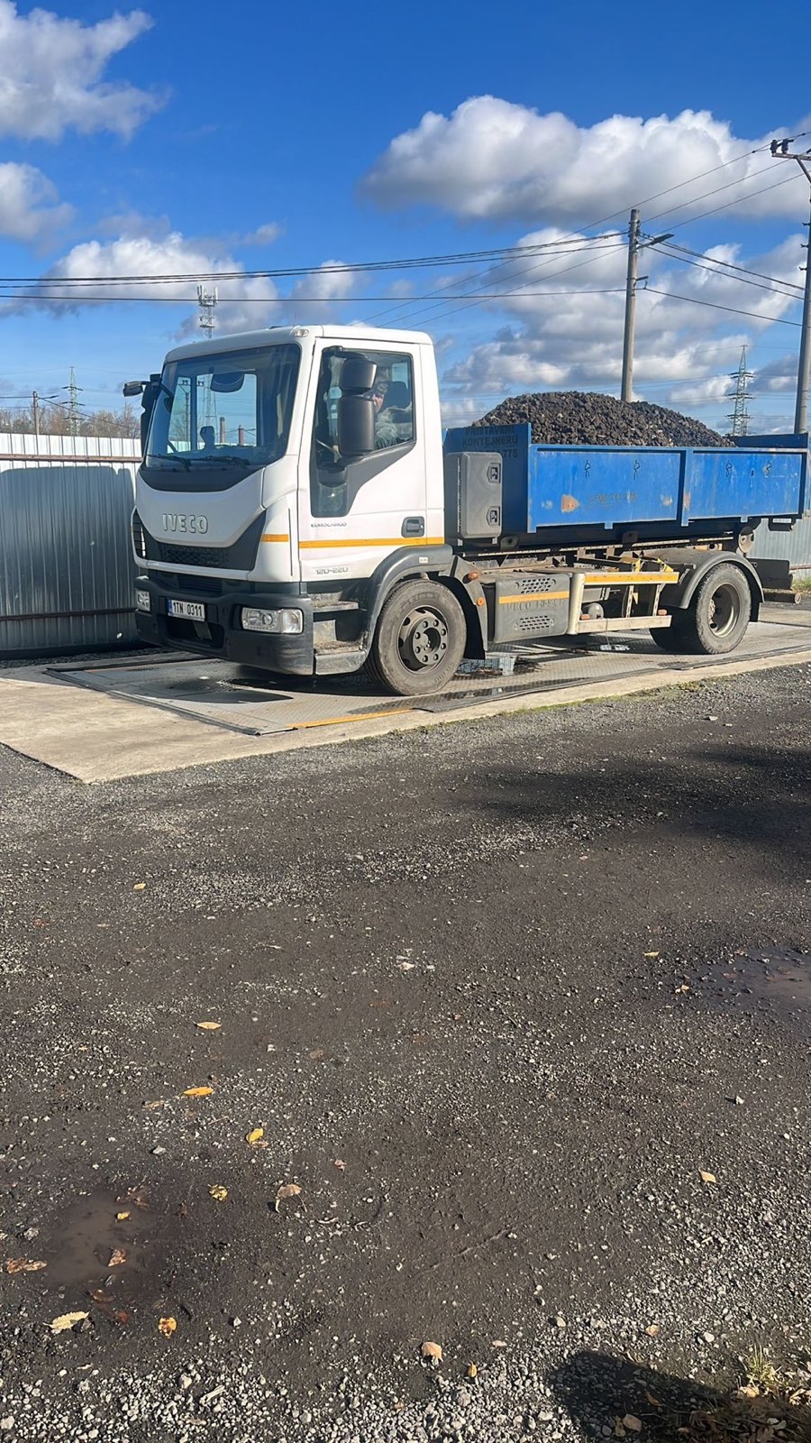 Kontejner s kamenivem na nosiči IVECO